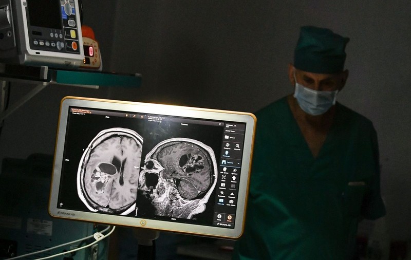 O femeie a trăit doi ani cu o tumoră cerebrală, timp în care medicii au susținut că stresul îi provoacă gravele problemele medicale
