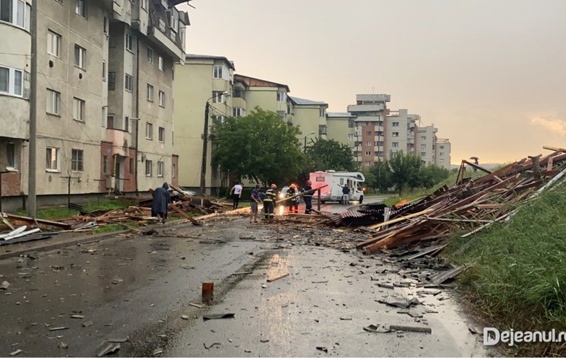 Acoperișuri smulse, copaci rupți și peste 100 de apeluri la 112 în Dej, după o furtună puternică