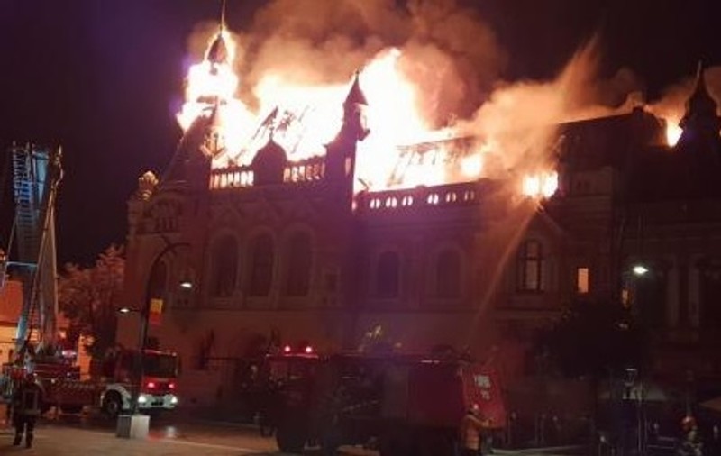 Episcopia Greco-Catolică Oradea arată pagubele în urma incendiului devastator. Numai acoperișul clădirii a costat peste 200.000 de euro