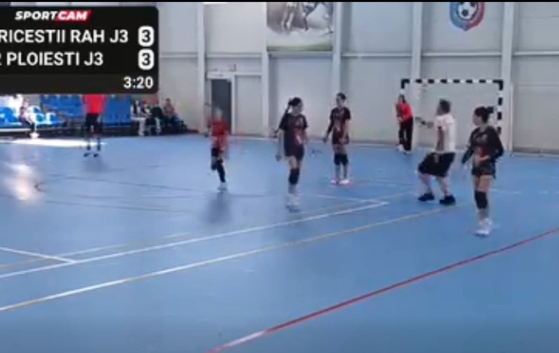 Silviu Stănescu, tricoul deschis, arătând cu mâna spre arbitri