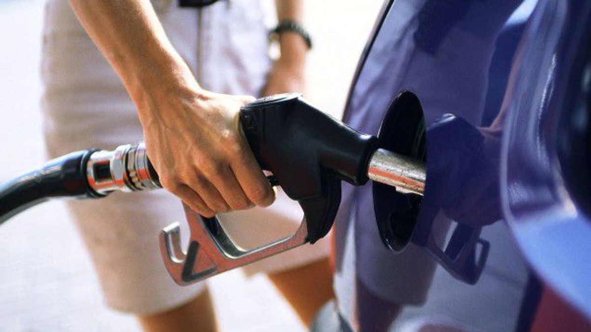 Benzina și motorina s-au scumpit înaintea intrării în vigoare a accizei lui Mișa. Pompă de benzină alimentând o mașină