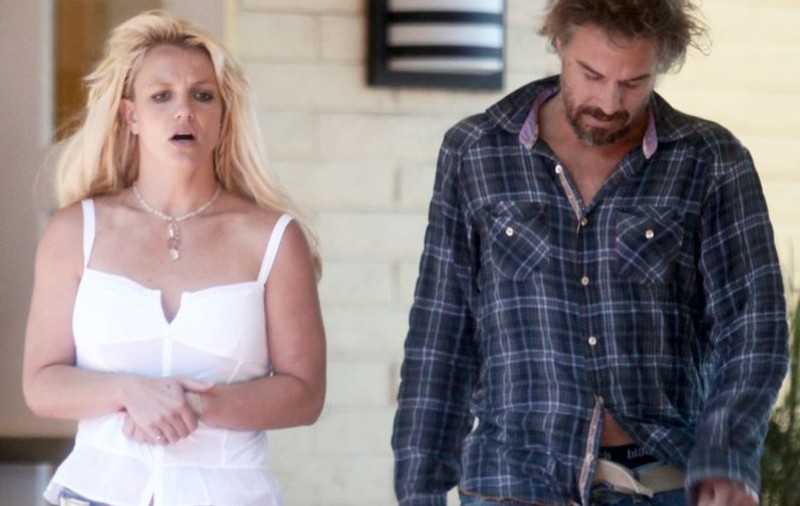Britney Spears, obligată de iubit să se spele