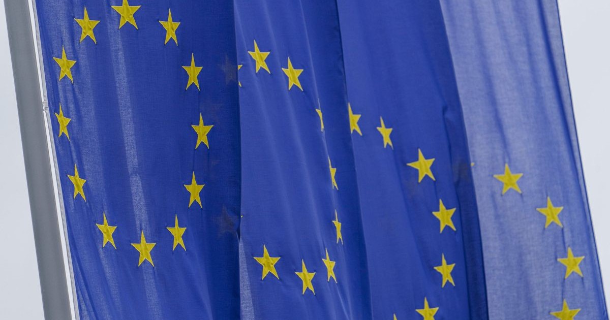 Steagurile Uniunii Europene flutură în vânt în fața sediului Băncii Centrale Europene (BCE) din Frankfurt