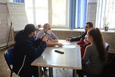 Esmira și Elvin, împreună cu translatorul Alex Ganușceac și cu reporterul ziarului. Foto: Cristi Stavri
