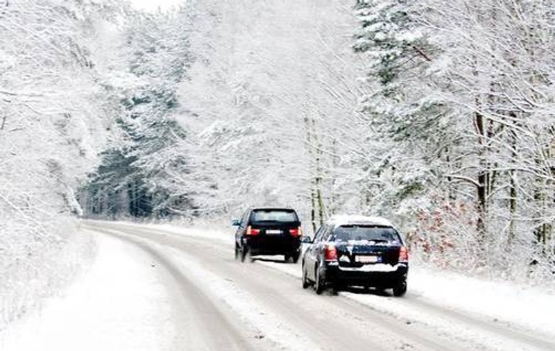 Cincisprezece maşini blocate din cauza zăpezii, între staţiunea Sinaia şi Cota 1400