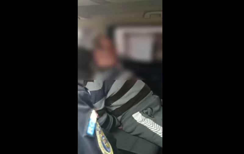 Un bărbat și-a amenințat cu toporul soția și nora. Femeile au sărit pe geam de teama atacatorului