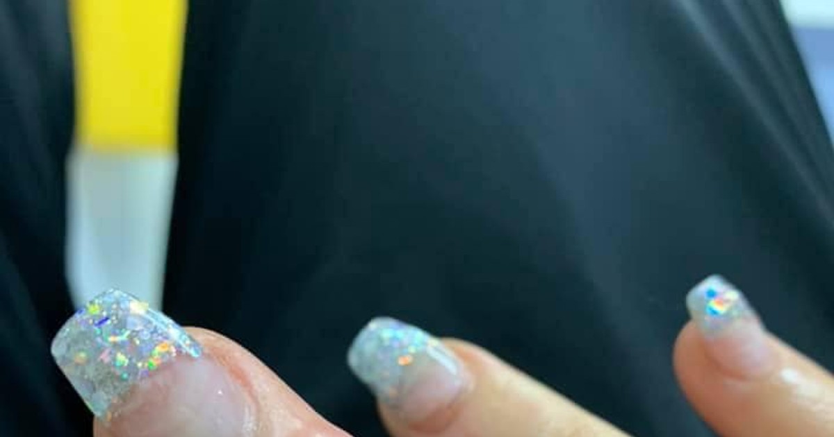 Ce a pățit o tânără care și-a pus unghii false la un salon de înfrumusețare