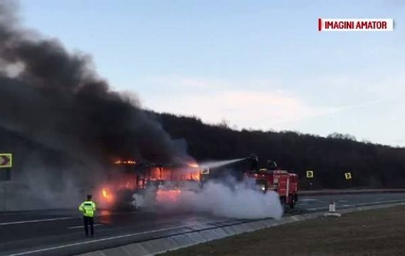 Un autocar cu pasageri a luat foc în mers în apropiere de Cluj