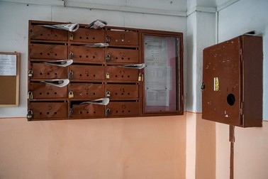 Căsuţa poştală de la apartamenul 11 este burduşită cu facturi
