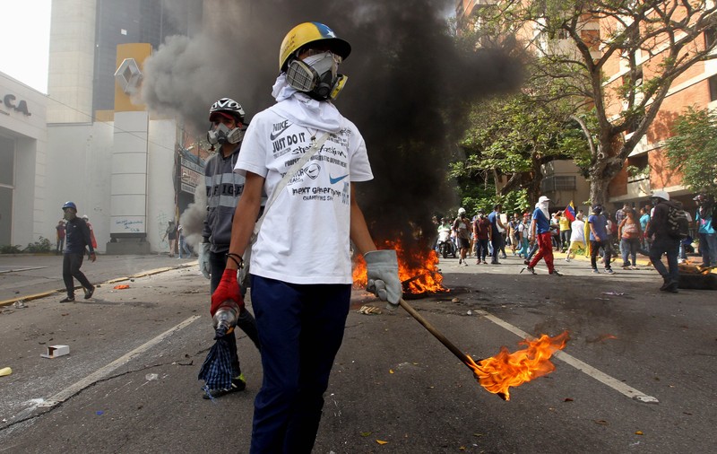 Venezuela interzice protestele înaintea alegerilor controversate de duminică, în timp ce greva generală continuă
