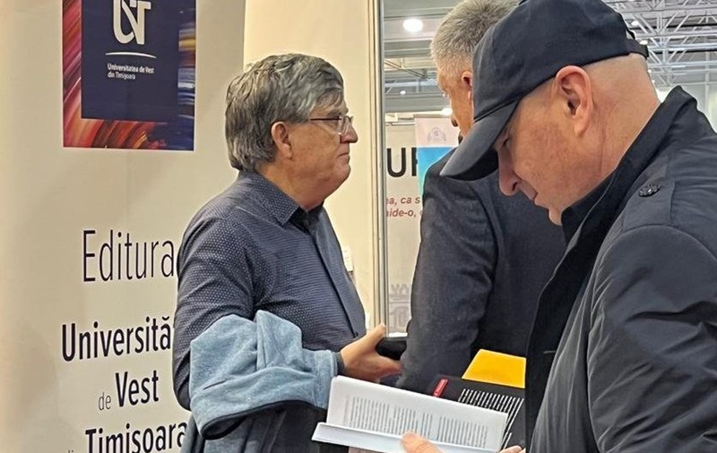 Românii nu mai cumpără cărți. Ilie Bolojan va rămâne singur în librărie ca să stingă lumina