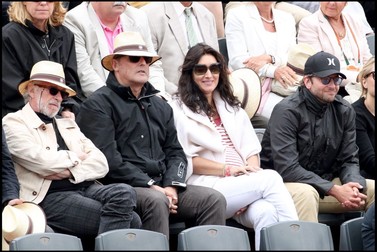 Pierre Richard (stânga) la Roland Garros, alături de actorul francez Jean Reno, de soția acestuia și de actorul american Bradley Cooper | Foto: Hepta