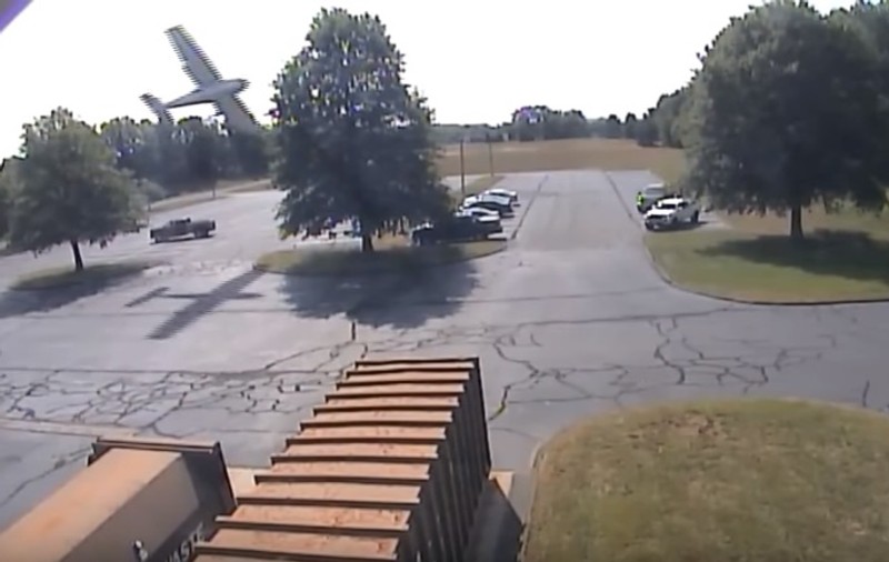 VIDEO | Un pilot de 79 de ani a intrat cu avionul într-un copac. A scăpat doar cu răni minore