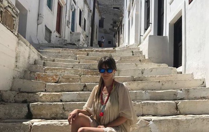 Adela Popescu îşi alăptează băieţelul la aproape un an şi două luni. Imagine emoţionantă cu cei doi
