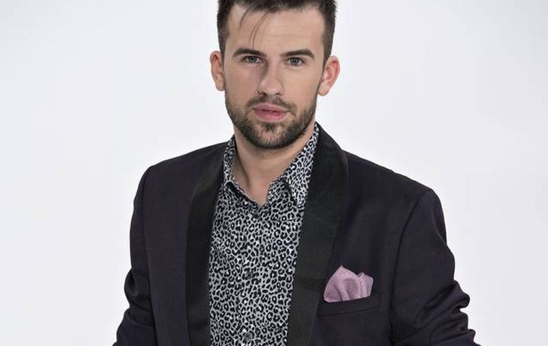 Transformare INCREDIBILĂ pentru câştigătorul "X Factor"! PE TOCURI şi EPILAT PE PIEPT!