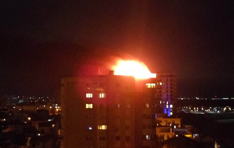 Incendiu puternic la mansarda unui bloc din Constanța. 40 de persoane au fost evacuate de pompieri