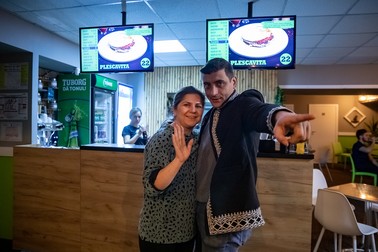 O simpatizantă AUR din Vaslui cere o poză împreună cu Simion