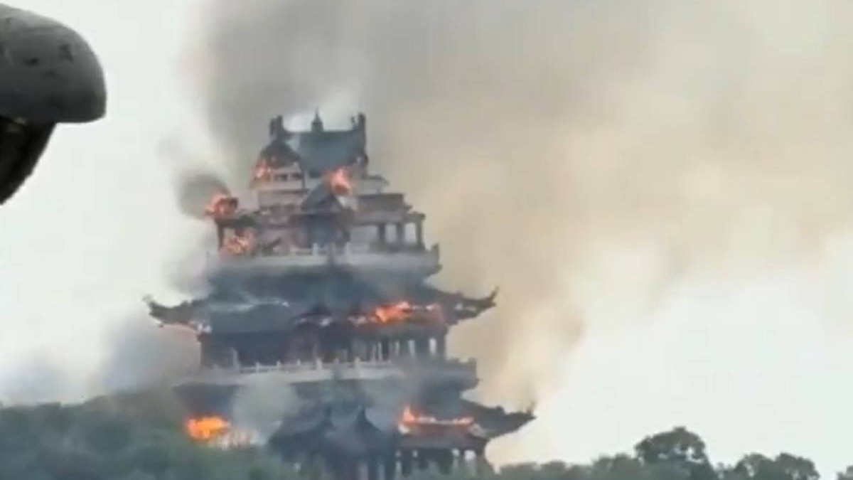 Imaginea arată un templu chinezesc cu mai multe etaje, în stil pagodă, cuprins de flăcări puternice, din care se ridică fum gros și închis la culoare, în timp ce clădirea arde aproape în întregime. 12 noiembrie 2025