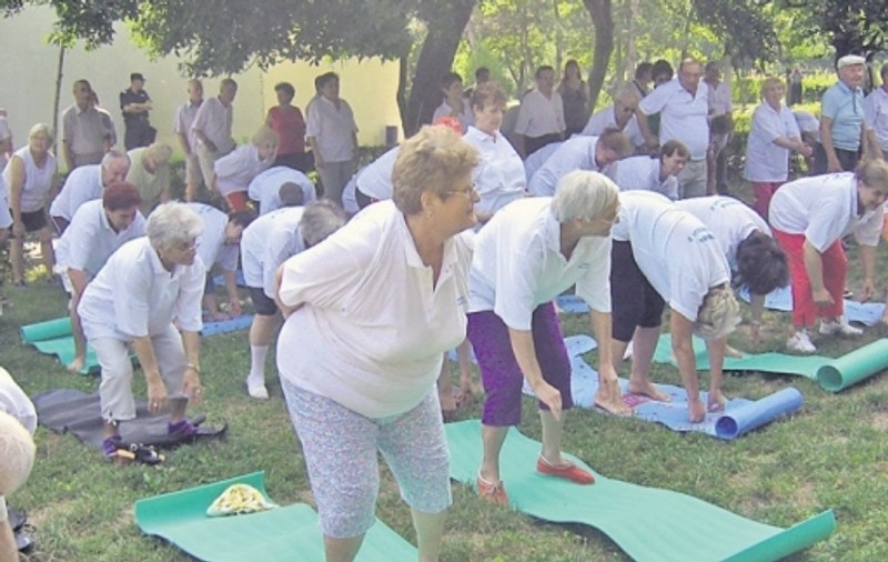 Bunicii şi bunicuţele au făcut gimnastică în parc
