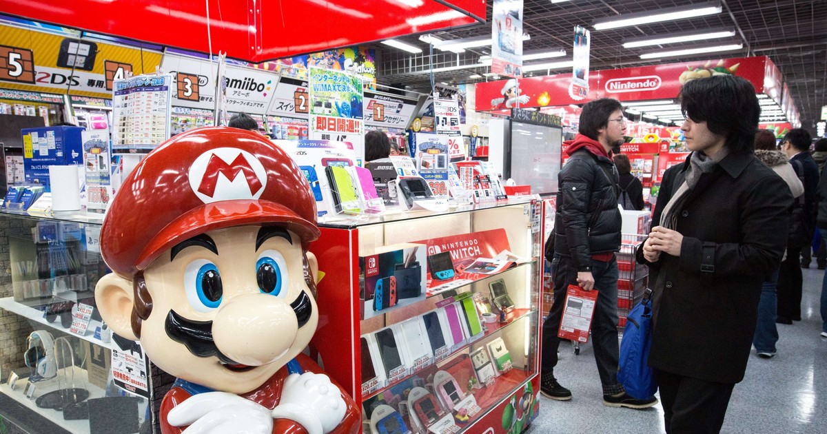 Nintendo anunță întârzieri în producția consolelor de jocuri video Switch din cauza coronavirusului din China. Statuetă cu Super Mario în fața unui magazin cu produse Nintendo