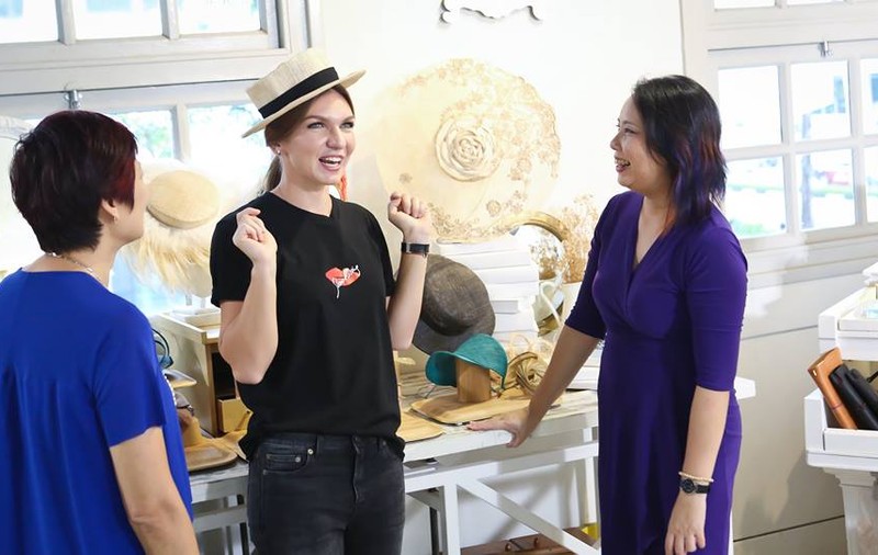 Cum s-a fotografiat Simona Halep în Singapore. Bijuterii, pălării, rochii
