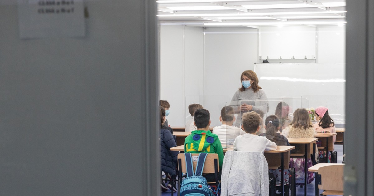 Școala a reînceput în containere amenajate în sala de sport pentru mai mulți elevi din Sectorul 6. Foto: Vlad Chirea / Libertatea