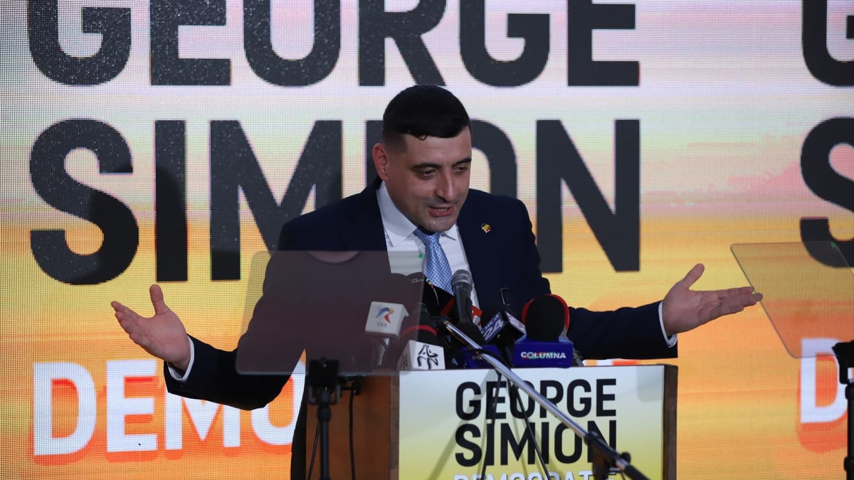George Simion surprins în timp ce face declarații, după ce și-a depus candidatura la alegerile prezidențiale 2025.