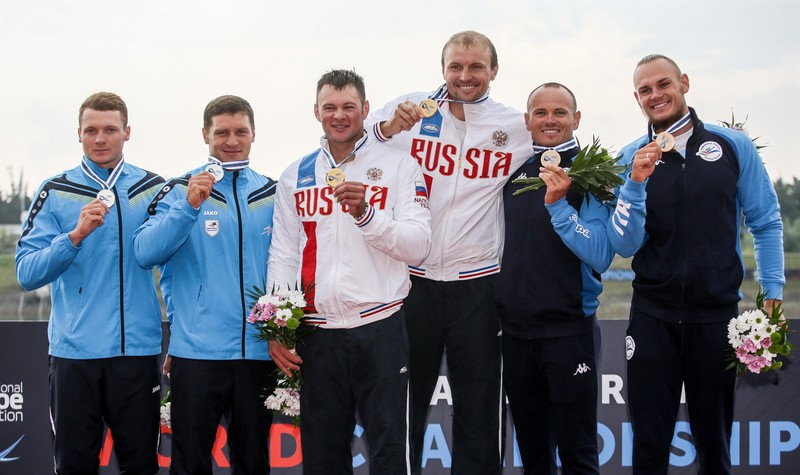epa06164173 Viktor Melantev and Ivan Shtyl of Russia (C) pose with their gold medals on the podium after winning the K2 men 200m race of the ICF Canoe Sprint World Championships in Racice, Czech Republic, 26 August 2017. Melantev and Shtyl won ahead of second placed Leonid Carp and Victor Mihalachi of Romania (L) and third placed Nicolae Craciun and Sergei Craciun of Italy (R). EPA-EFE/MARTIN DIVISEK