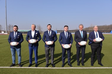 Eugen Teodorovici (al doilea de la stânga de la dreapta), alături de echipa Federației Române de Rugby