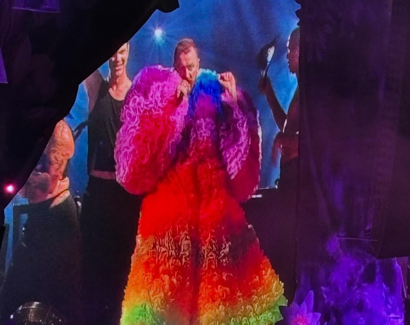 Sam Smith a schimbat mai multe rochii la UNTOLD 2024. „A fost visul meu, de când eram copil, să stau pe o scenă îmbrăcat astfel”
