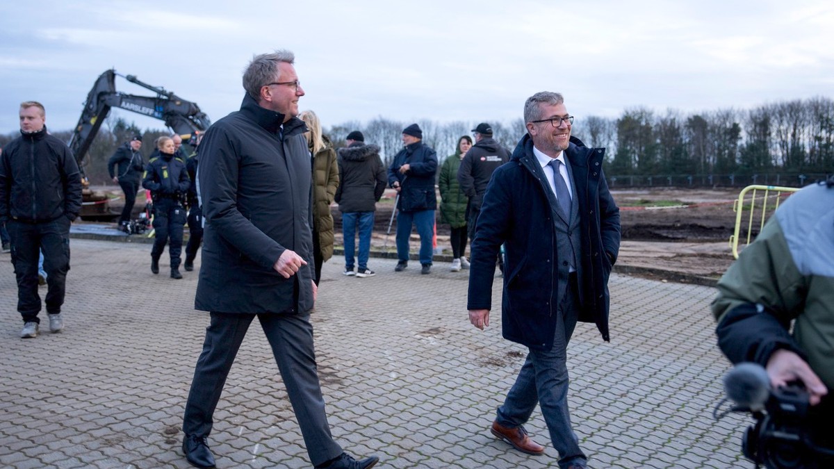 Ministrul danez al industriei Morten Boedskov (stânga) și directorul general al Fire Point Veaceslav Bondarciuk, la inaugurarea șantierului Foto: Profimedia