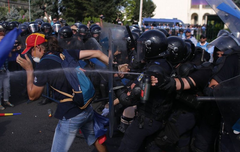 Zeci de persoane au solicitat certificate medico-legale, în urma violențelor din Piața Victoriei. Mulți jandarmi se numără printre aceștia
