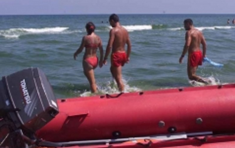 Salvamar aplaudat după ce a scos la mal un turist care se aventurase în larg VIDEO
