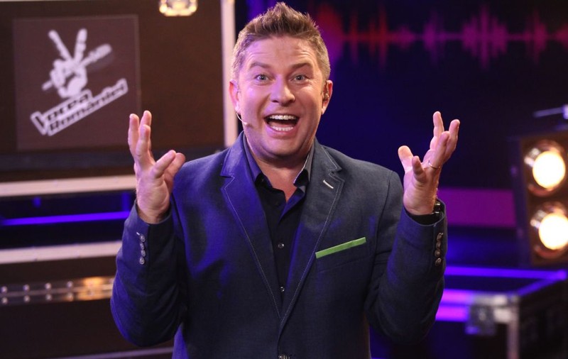 Ăsta motiv de miștouri în gașca lui de prieteni! Pavel Bartoș se machiază de la 21 de ani. Cum s-au împrietenit cu pudra și alți bărbați de televiziune | VIDEO EXCLUSIV