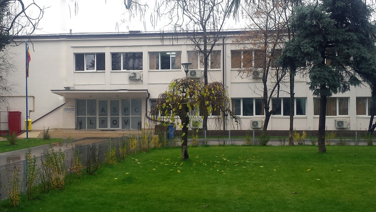 O cladire cu gazon verde in fata