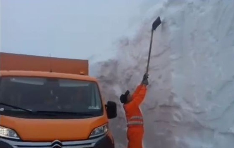 VIDEO | Stratul de zăpadă de pe Transalpina are patru metri! Drumarii lucrează din greu la deszăpezire