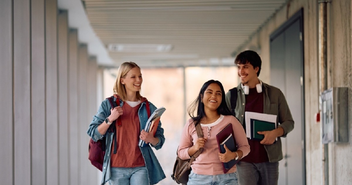 Ce înseamnă când visezi universitate - Imagine cu un grup de studenţi pe holul unei universităţi