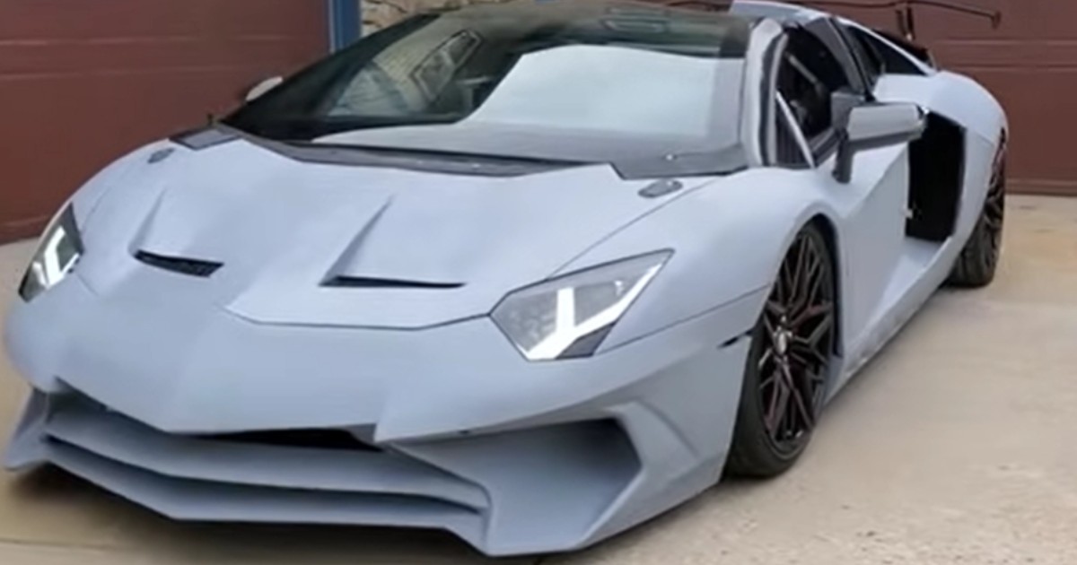 Un Lamborghini Aventador gri care este parcat