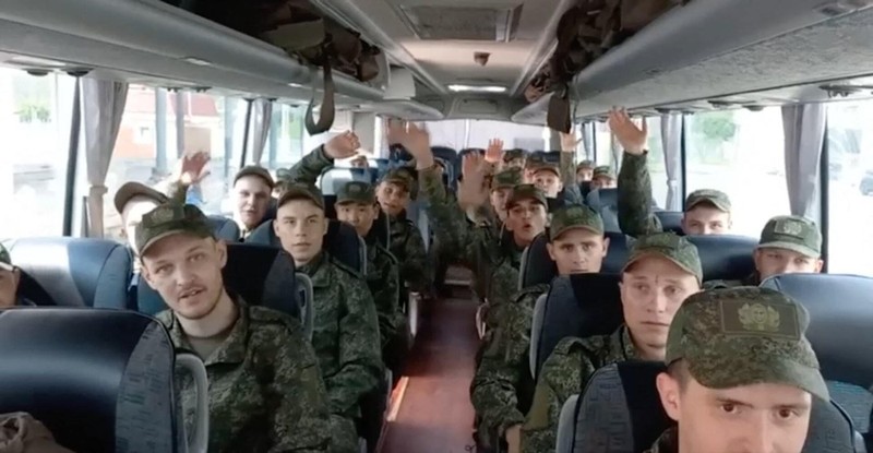 Prizonieri de război ruși predați de ucraineni Foto: Profimedia