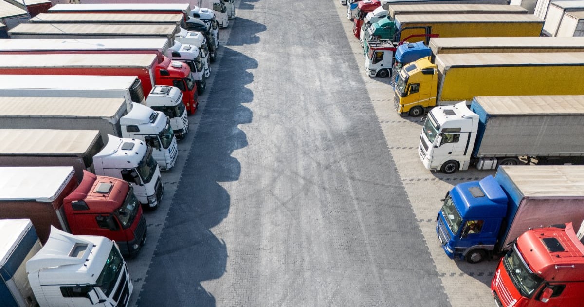 O parcare plină de TIR-uri