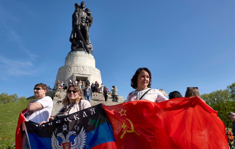 Drapelele ruse şi sovietice, interzise la ceremoniile de 9 mai din Berlin. Nu și cele ucrainene