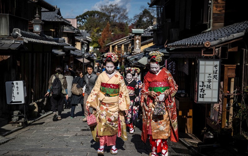 Turiştii nu mai au voie să facă selfie-uri cu gheişe în Kyoto pentru că le hărţuiesc