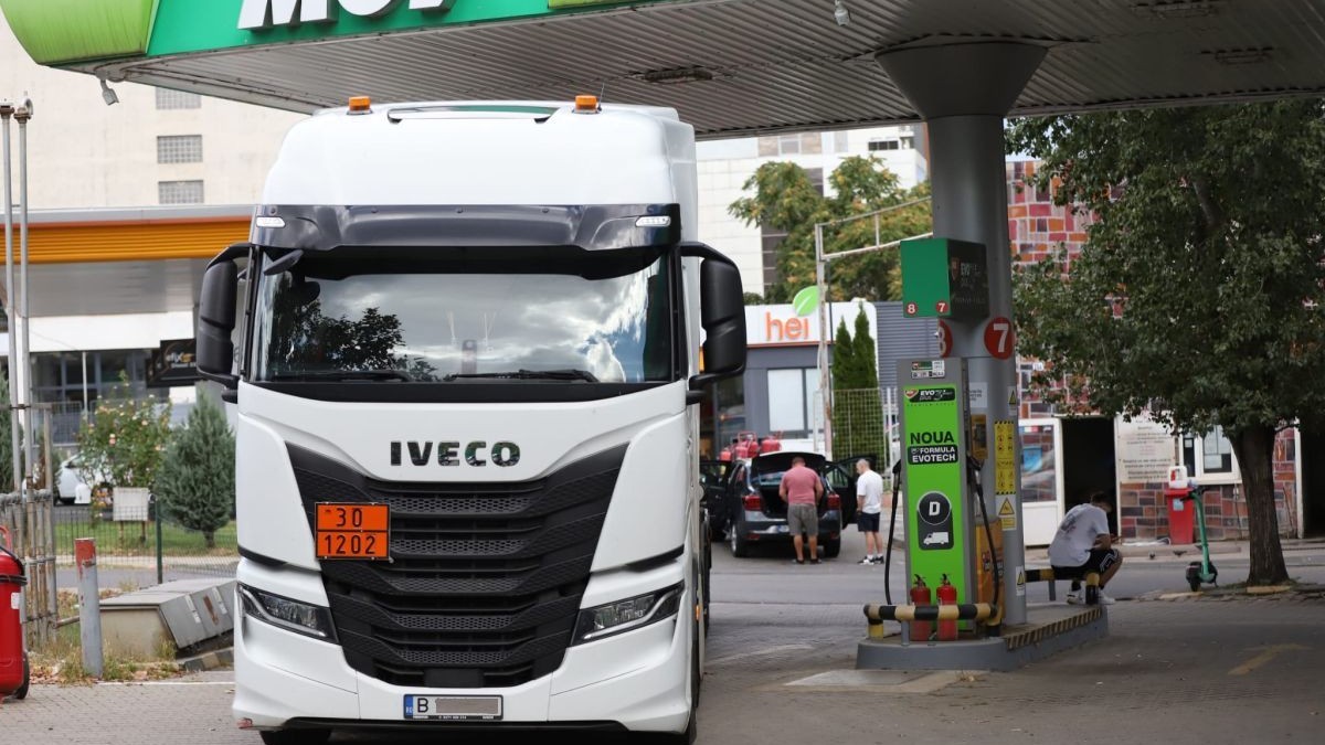 Un tir iese dintr-o benzinărie Mol din București. Foto: Libertatea/ Dumitru Angelescu