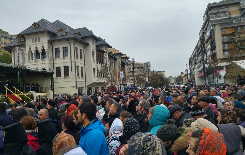 Un tânăr a paralizat, după ce a stat la coadă la moaștele Sfintei Parascheva