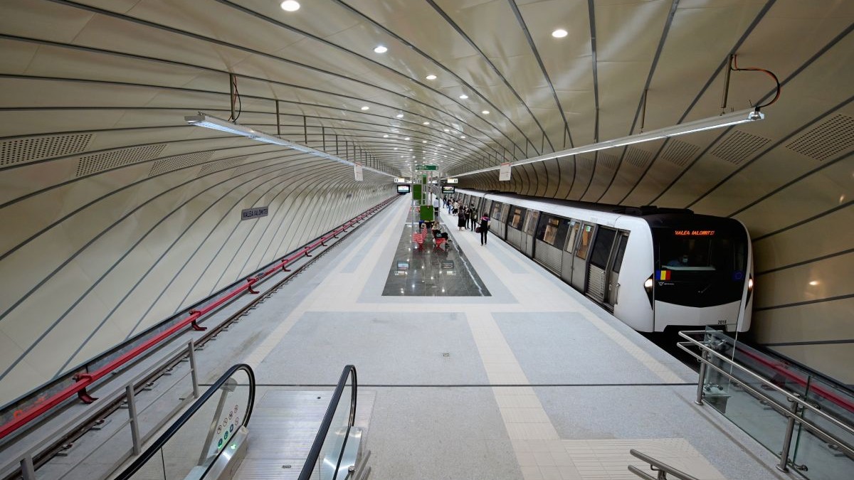 Metrou in stație, în București