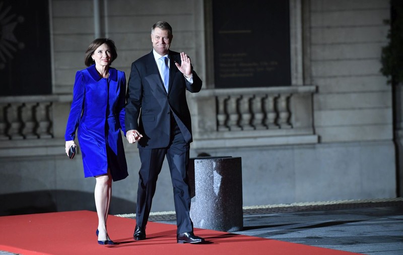 FOTO| Cum s-a îmbrăcat Carmen Iohannis la dineul dat la Paris cu ocazia a 100 de ani de la Ziua Armistițiului. Presa internațională a lăudat-o