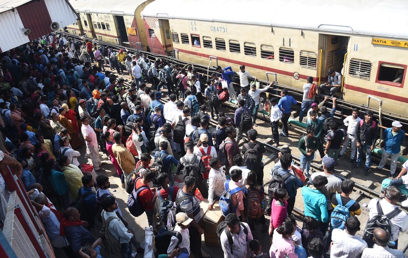 Film pentru adulți proiectat pe panoul de afișaj al unei stații de tren din India, la o oră de vârf. Oamenii au sunat la poliția feroviară