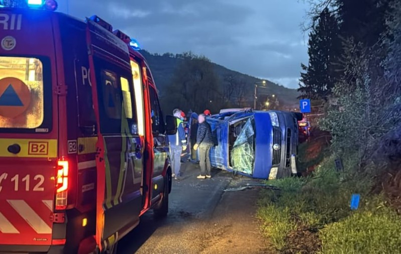 Microbuz răsturnat în judeţul Bistriţa-Năsăud: cinci femei au fost transportate la spital