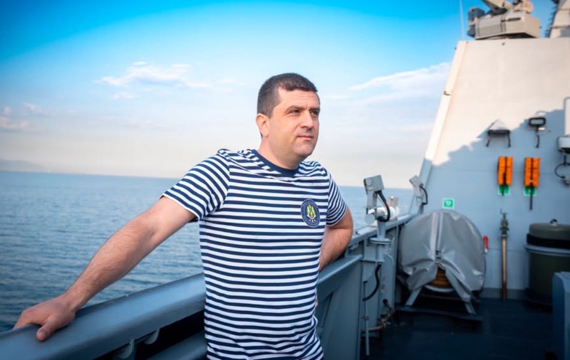 Radu Miruță, sesiune foto îmbrăcat în marinar pe corveta „Contraamiral August Roman”, cu care a călătorit 14 ore spre România