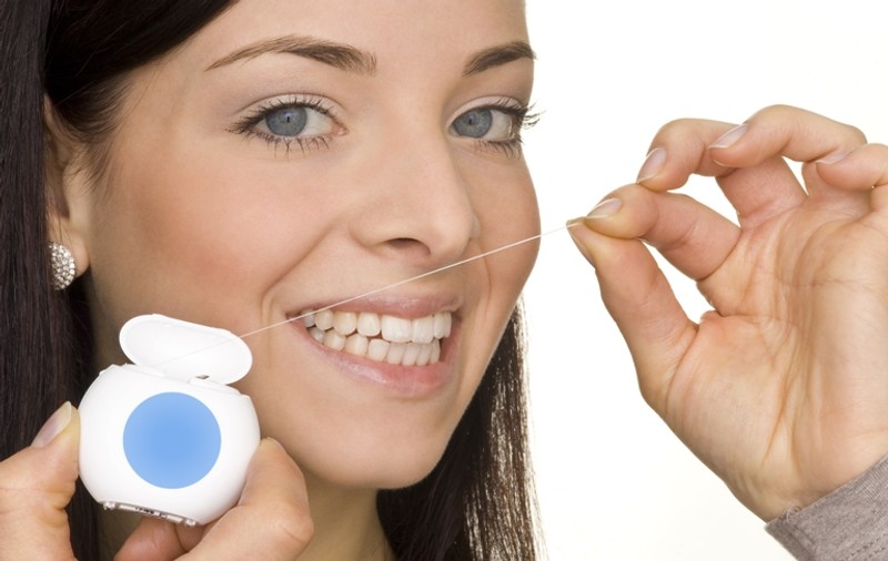 Foloseşte corect aţa dentară!